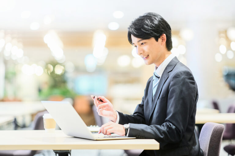 行動経済学を学ぶビジネスマン