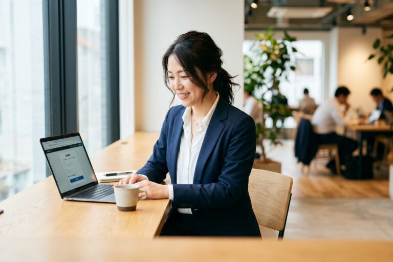 ウェブサイトの会員登録画面でメールマガジン受信のチェックが初期設定でオンになっている例。行動経済学のデフォルト効果を活用した設計を示すイメージ