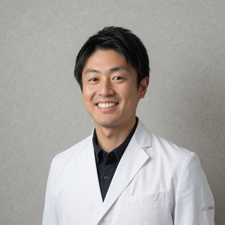 医療監修者・朝鳥大介先生(さつきホームクリニック副院長)のポートレート写真